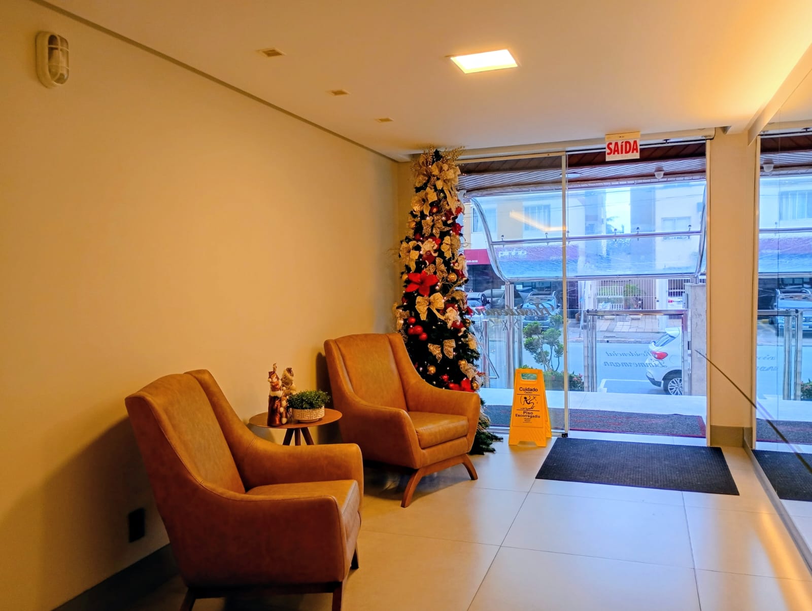 Banheiro moderno com armários