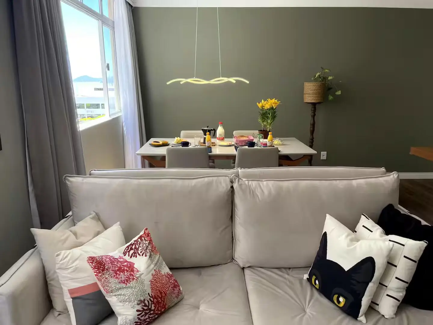 Sala moderna com móveis planejados